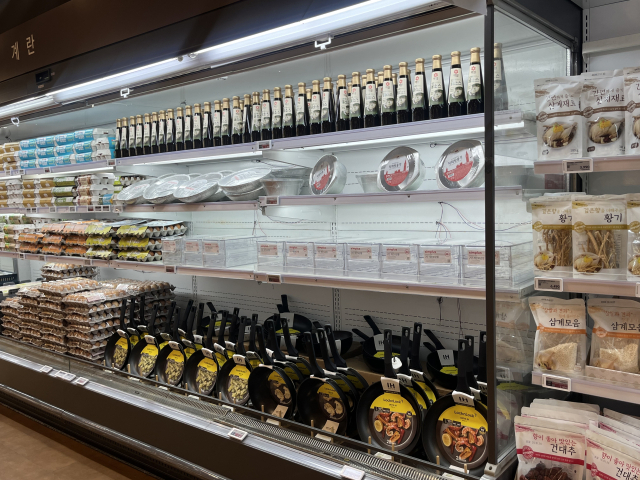 9일 오전 11시께 찾은 부산 홈플러스 아시아드점. 냉장 식품이 있어야 할 자리에 프라이팬이 걸려 있다. 양보원 기자