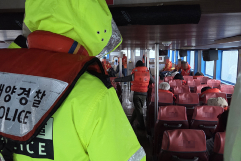 통영 섬 나들이객 34명 탄 유람선 기관 고장 표류하다 해경에 구조