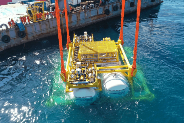 미국 마이크로소프트의 ‘나틱’ 프로젝트에 쓰인 해저 데이터센터(위). 지난해 10월 중국 기업 하이랜더가 상하이 인근 해역에 설치한 해저 데이터센터. 각사 제공