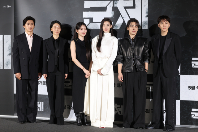 6일 서울 용산구 CGV용산아이파크몰에서 열린 영화 '군체' 제작보고회에서 배우들이 포즈를 취하고 있다. 왼쪽부터 고수, 김신록, 신현빈, 전지현, 구교환, 지창욱. 연합뉴스
