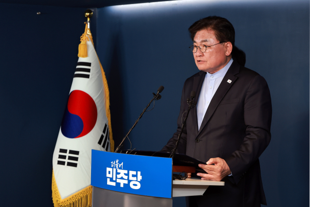 더불어민주당 중앙당 선거관리위원장인 소병훈 의원이 9일 서울 영등포구 여의도 중앙당사에서 부산시장 본경선 개표 결과를 발표하고 있다. 전재수 경선후보가 민주당 서울시장 후보로 결정됐다. 연합뉴스