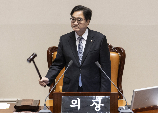우원식 국회의장이 10일 국회에서 열린 본회의에서 정부가 제출한 '26.2조' 규모의 추가경정예산 통과를 선포하고 있다. 연합뉴스