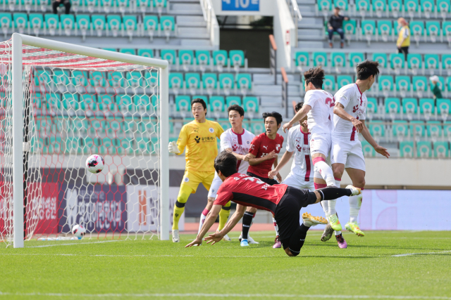 부산아이파크 우주성(가운데)이 지난 11일 부산에서 열린 용인FC와의 경기에서 헤더 선제골을 넣고 있다. 부산아이파크 제공
