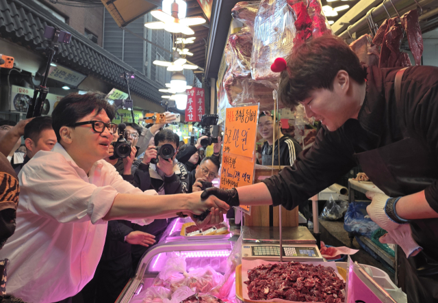 국민의힘에서 제명된 한동훈 전 대표가 11일 수원 팔달문 인근의 전통시장을 찾아 시민들과 만나고 있다. 연합뉴스