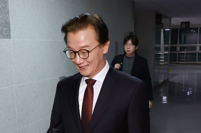 전재수 전 해양수산부 장관이 지난해 12월 국회의원회관 내 사무실에서 나오고 있다. 경찰은 이날 정치권 인사들의 통일교 금품 수수 의혹과 관련해 첫 강제수사에 착수하며 전 전 장관 사무실을 압수수색했다. 연합뉴스