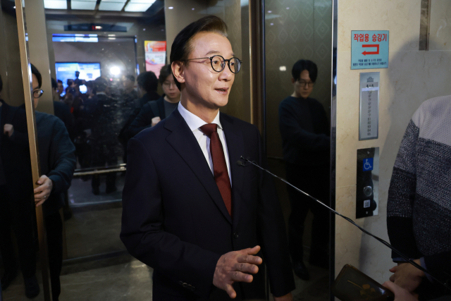 지난해 12월 경찰이 통일교 금품 수수 의혹과 관련해 전재수 더불어민주당 의원의 국회 사무실을 압수수색한 날 전 의원이 취재진의 질문에 답하고 있다. 연합뉴스