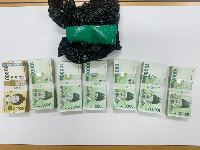경찰이 수거책 A 씨로부터 압수한 1100만 원의 현금. 부산 강서경찰서 제공