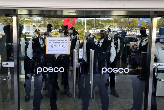 민주노총 금속노조 광주전남지부와 포스코사내하청광양지회는 13일 오전 전남 광양 포스코광양제철소본부 앞에서 기자회견을 열었다. 사진은 기자회견 이후 노조가 항의서한을 전달하려 했으나 회사 측이 건물 출입문을 통제하고 있는 모습. 금속노조 제공