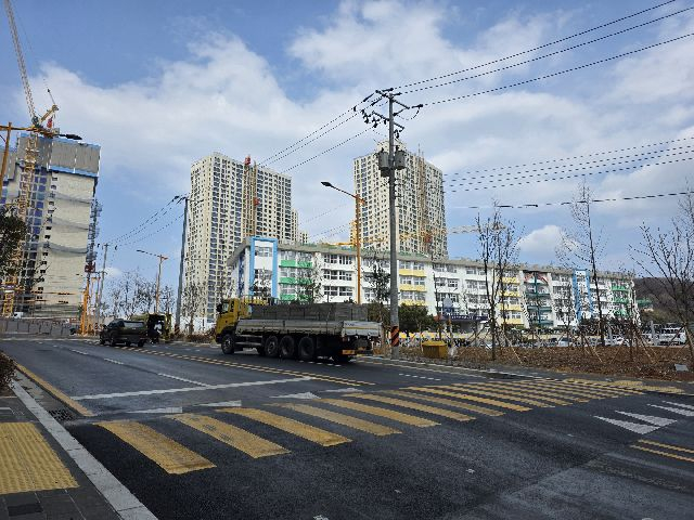 지난달 12일 신연초등학교 인근 통학로 옆 도로를 대형 화물 차량이 통과하고 있다. 당시 어린이 보호구역인 신연초등학교 정문에는 신호등이 없는 상태였다. 부산일보DB