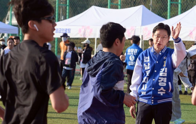 김경수 더불어민주당 경남지사 예비후보가 지난 5일 경남 창원시 창원대학교 대운동장에서 열린 '제2회 벚꽃 마라톤 대회'에 참석해 참가자들과 인사를 나누고 있다. 연합뉴스