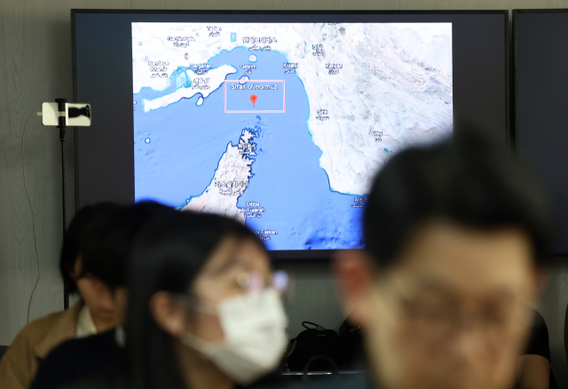 1일 서울 영등포구 서민민생대책위원회(서민위)에서 열린 이란 전쟁의 진실과 호르무즈해협 봉쇄에 관한 토론회에서 호르무즈해협 지도가 화면에 나오고 있다. 연합뉴스