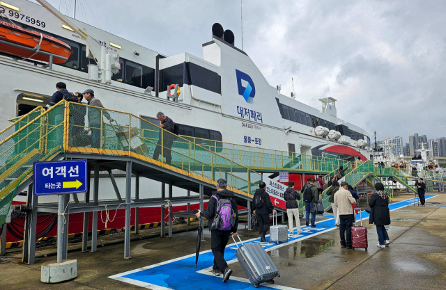 지난 10일 엘도라도 익스프레스호에 승선 중인 여객들. 해양교통안전공단(KOMSA) 제공