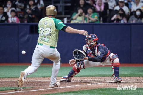 손성빈 앉자 달라진 마운드…롯데 안방 판도 흔들리나