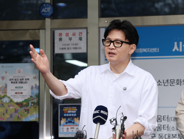 부산 북갑 보궐선거에 출마가 유력시되는 한동훈 전 국민의힘 대표가 14일 오후 부산 북구 만덕2동 행정복지센터에서 전입신고를 한 뒤 소감을 말하고 있다. 정종회 기자 jjh@