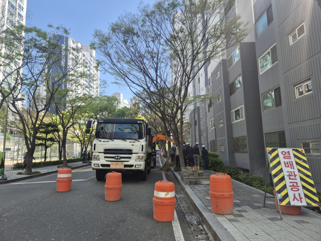 지난 13일 오전 부산 해운대구의 한 아파트에서 파열된 열 수송관을 복구하는 공사가 진행 중이다. 김동우 기자 friend@