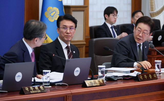 이재명 대통령이 14일 청와대에서 열린 국무회의 겸 비상경제점검회의에서 조현 외교부 장관에게 질문하고 있다. 연합뉴스