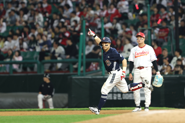지난 14일 인천 SSG랜더스필드에서 열린 프로야구 두산 베어스와 SSG 랜더스의 경기. 4회초 1사 2루에서 두산 손아섭이 2점 홈런을 친 뒤 자축하고 있다. 연합뉴스