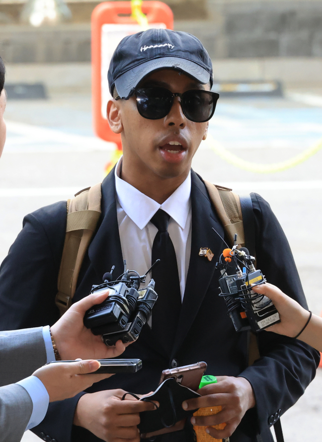 '평화의 소녀상'에 입을 맞추는 등 논란을 일으켜온 미국인 유튜버 조니 소말리가 15일 서울 서부지법에서 열리는 1심 선고에 출석하며 기자의 질문에 답하고 있다. 연합뉴스