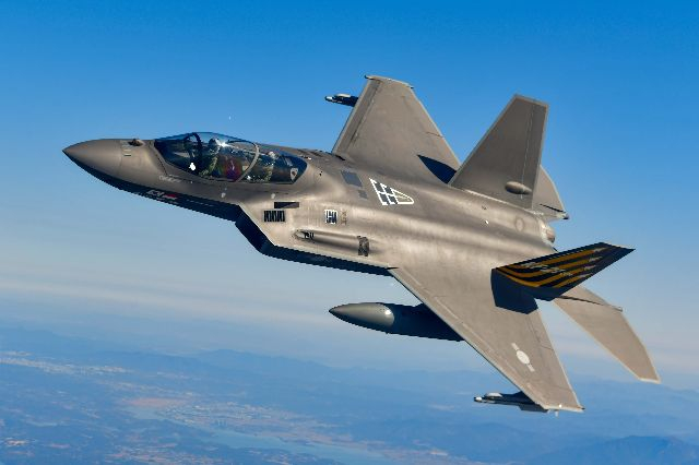 국산 4.5세대 전투기 KF-21이 시험비행하고 있는 모습. 1600회 시험 비행 무사고라는 전무후무한 기록을 세웠다. 부산일보DB