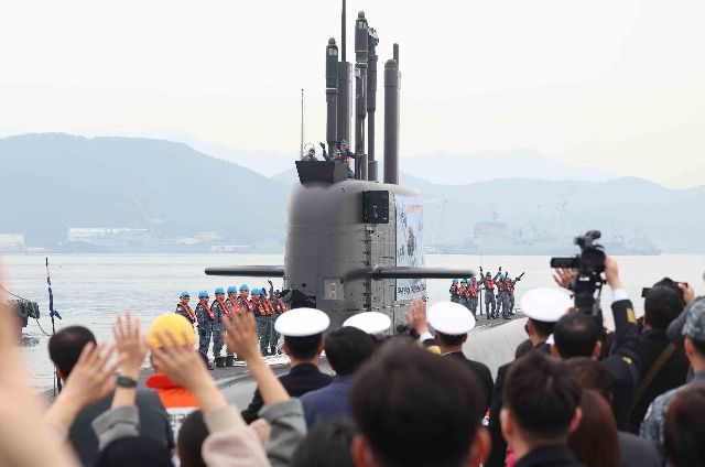 지난달 25일 경남 창원시 진해구 해군기지에서 열린 '도산안창호함(SS-Ⅲ) 한국·캐나다 연합협력훈련 출항 환송 행사'에서 가족과 지인이 승조원에게 인사하고 있다. 3천t급 잠수함 1번함인 도산안창호함은 이날 진해기지에서 출항해 캐나다 서부 빅토리아까지 편도 약 1만4천㎞를 항해한다. 이는 우리나라 잠수함 항해 거리로 역대 최장 기록이다. 부산일보DB