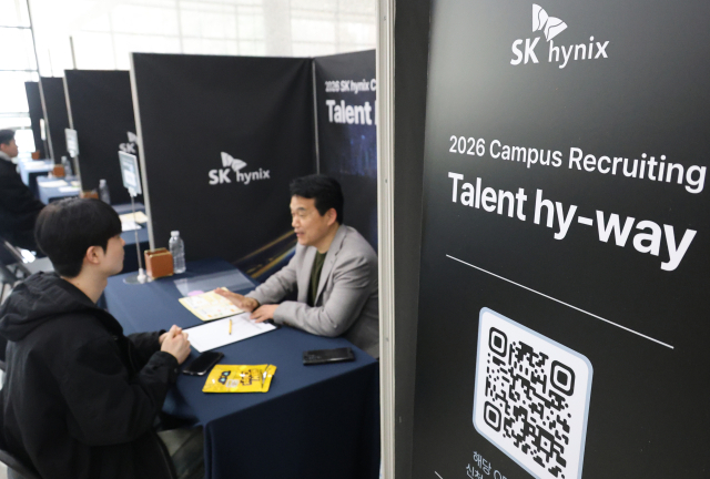 SK하이닉스 채용설명회가 열린 지난달 9일 충북대학교 개신문화관에서 하이닉스 관계자가 학생과 일대일 채용 상담을 하고 있다. 연합뉴스