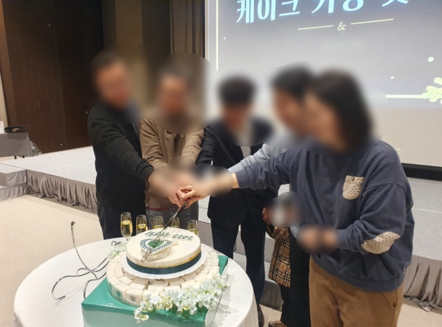 2022년 말 부산 강서구의 모 병원 인스타그램에 '첫 송년의밤'이라는 제목으로 송년 행사 사진이 담긴 게시물이 공개됐다. SNS 캡처