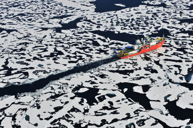 해양수산부가 북극항로 시대에 발맞춰 항만 전략 수립을 위한 용역에 착수했다. 사진은 북극해를 항해 중인 연구선 아라온호. KIOST 제공