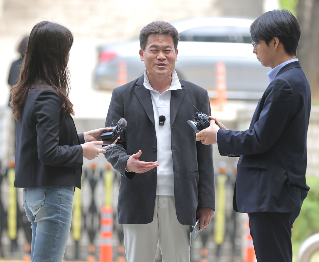 이재명 대통령과 개혁신당 이준석 대표의 명예를 훼손한 혐의를 받는 유튜버 전한길(본명 전유관)씨가 16일 서초구 서울중앙지방법원에서 열린 구속 전 피의자 심문(영장실질심사)에 출석하고 있다. 연합뉴스