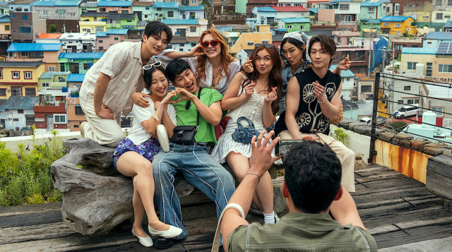 넷플릭스 시리즈 ‘엑스오, 키티 시즌 3’ 중 부산 서구 감천문화마을 촬영 스틸컷. 부산영상위원회 제공