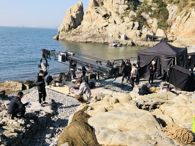 2023년 영도구 동삼동 감지해변에서의 애플TV+ ‘파친코 시즌1’ 촬영 모습. 부산영상위원회 제공