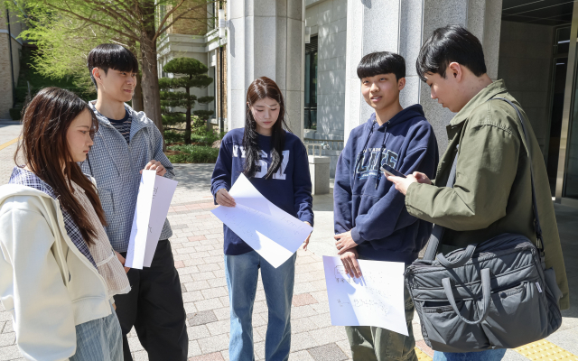 지난 16일 부산 금정구 남산동 부산외국어대학교에서 학생들이 여야 부산시장 후보들에게 바라는 청년들의 요구사항을 전달하고 있다. 아래 ‘텍스트 마이닝’은 63명의 부산시민 요구사항을 키워드로 정리해 표현한 것이며, 글자 크기가 클수록 언급 빈도가 잦은 키워드다. 김종진 기자 kjj1761@