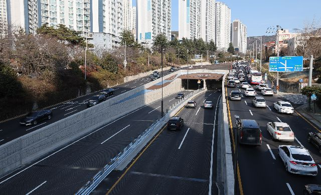 부산 만덕~센텀 도시고속화도로의 만덕IC 대심도 진출입구와 일대 모습. 이재찬 기자 chan@