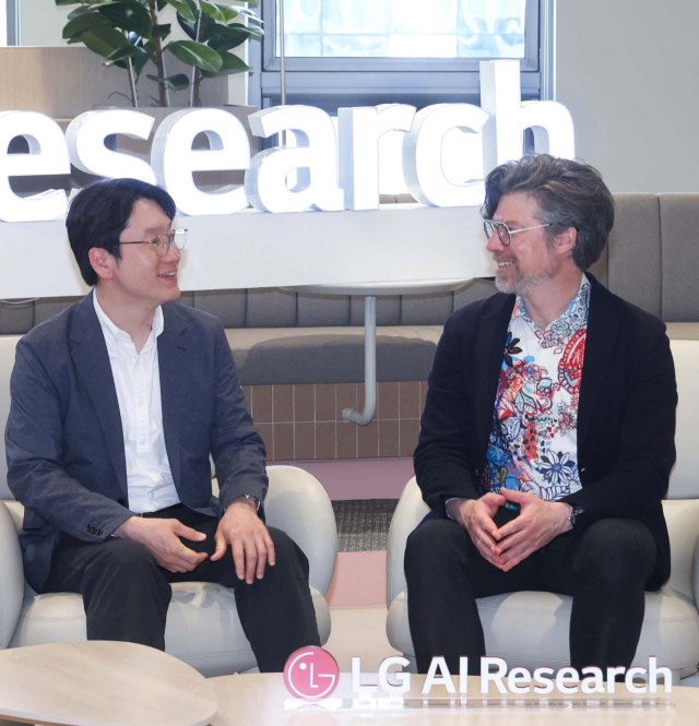 LG AI연구원 임우형(왼쪽) 공동 연구원장과 엔비디아 브라이언 카탄자로 응용연구 총괄 부사장이 협력 방향을 논의하고 있다.LG 제공