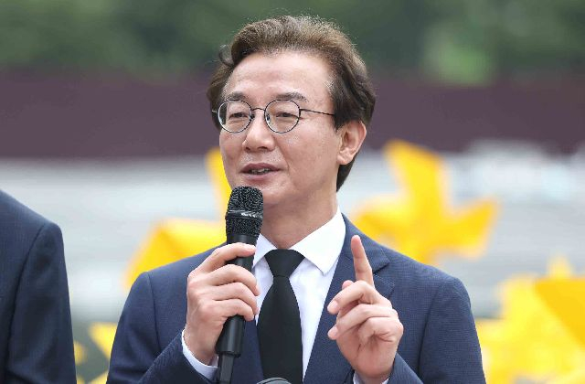 더불어민주당 전재수 부산시장 후보가 14일 오전 경남 김해시 진영읍 봉하마을에서 열린 '해양수도 부울경(부산·울산·경남) 메가시티 공동출정식'에서 취재진 질문에 답하고 있다. 연합뉴스