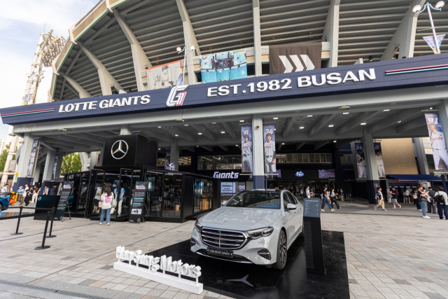 한성모터스가 롯데자이언츠 경기에 벤츠 차량을 전시한 모습. 한성모터스 제공