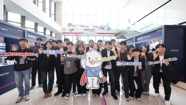 ‘슈퍼스타트 데이 2026’ 루키 프로그램에 참가한 청년 창업팀들이 한데 모여 기념사진을 찍고 있다.LG 제공