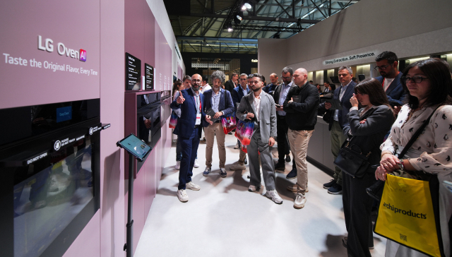 관람객이 LG전자가 밀라노 디자인 위크에서 처음 선보인 유럽 전용 LG 빌트인 패키지 제품을 살펴보고 있다.LG전자 제공