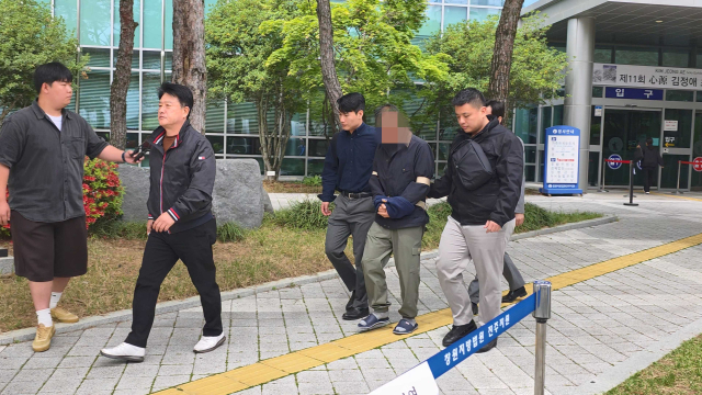 화물연대본부 집회 현장에서 차를 몰고 경찰 바리케이드를 돌진한 혐의(특수공무집행방해 등)를 받는 조합원 B 씨가 구속 전 피의자 심문(영장실질심사)을 끝내고 23일 창원지법 진주지원을 나서고 있다. 김현우 기자