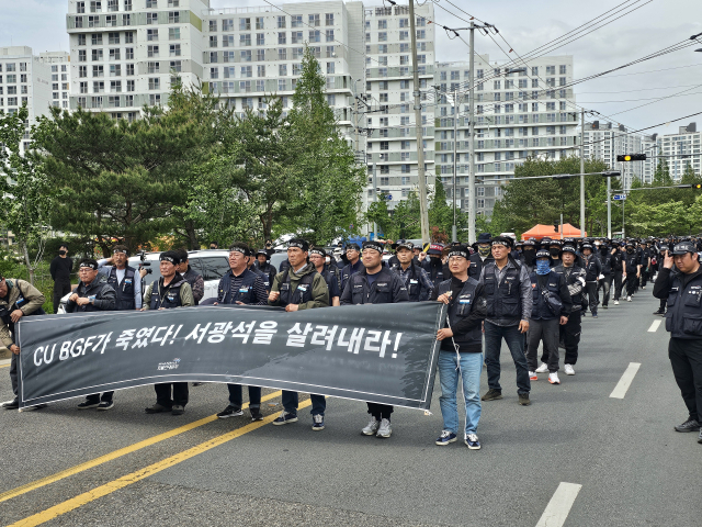 23일 오후 2시 진주시 정촌면 CU 물류센터 앞에서 조합원 400여 명이 거리 행진에 나서고 있다. 김현우 기자