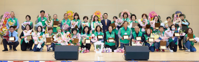 통영시새마을회는 22일 충무체육관에서 새마을운동 56주년 새마을의 날 기념식과 한마음대회를 열었다. 10년 근속패 수상자. 사무국 제공