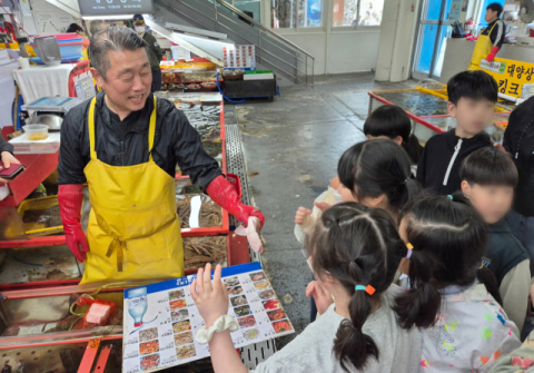 자갈치현대화시장에서 어린이 전통시장 체험 프로그램이 한창 진행중이다. (사진 부산시설공단 제공)