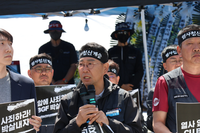 24일 화물연대 김동국 위원장이 경남 진주시 CU 물류센터 앞에서 사용자인 BGF로지스를 규탄하는 발언을 하고 있다. 화물연대 제공