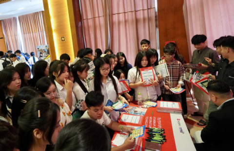 경남정보대는 유학박람회에서 베트남 현지 학생들의 열띤 관심을 받았다. (사진 경남정보대 제공)
