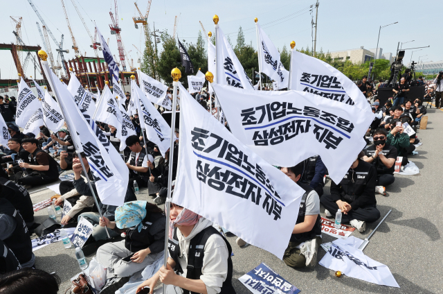 23일 경기도 평택시 삼성전자 평택캠퍼스 앞에서 열린 삼성전자 노동조합 공동투쟁본부의 '투명하게 바꾸고, 상한폐지 실현하자-4/23 투쟁 결의대회'에서 조합원들이 구호를 외치고 있다. 연합뉴스