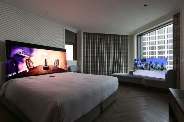 일본계 미국인 그레그 이토 영상 작품으로 꾸민 ‘아티비스트’ 부스 객실. 김은영 기자 key66@