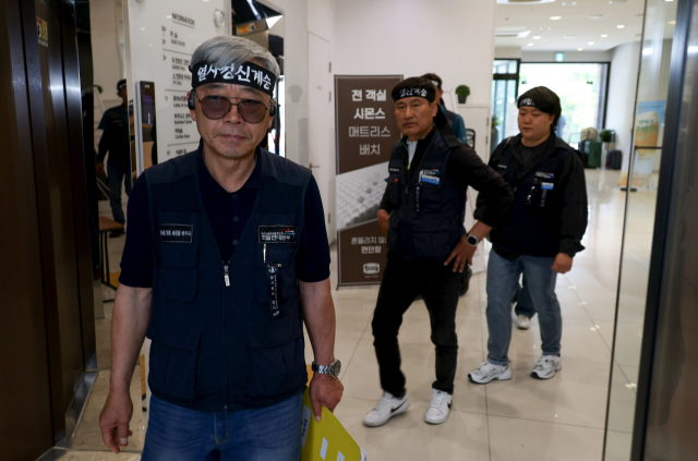 화물연대가 조합원 사망사고 이후 투쟁을 이어가는 가운데 24일 오후 경남 창원시 의창구 팔용동 한 호텔에서 열린 BGF로지스와의 교섭 회의에 참석하기 위해 김종인 화물연대 정책교섭위원장 등이 회의실로 향하고 있다. 연합뉴스