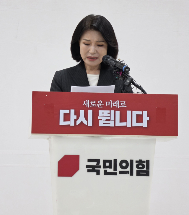 국민의힘 대구시장 공천에서 컷오프되자 무소속 출마 행보를 보여온 이진숙 전 방송통신위원장이 25일 국민의힘 대구시당 당사에서 연 기자회견에서 시장 선거 불출마를 선언하며 눈물을 흘리고 있다. 연합뉴스