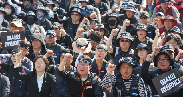 25일 오후 경남 진주시 정촌면 CU 진주물류센터 앞에서 민주노총 공공운수노조 화물연대본부가 '총력투쟁 결의대회'를 하고 있다. 연합뉴스