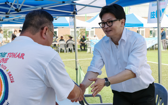 부산 북갑 국회의원 보궐선거에서 무소속 출마를 공식화 한 한동훈 전 국민의힘 대표가 26일 부산 구포초에서 열린 동문운동회에 참석해 있다. 김종진 기자 kjj1761@