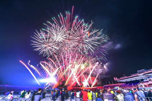 지난해 ‘함안군민의 날’ 개막식 불꽃놀이 모습. 함안군 제공